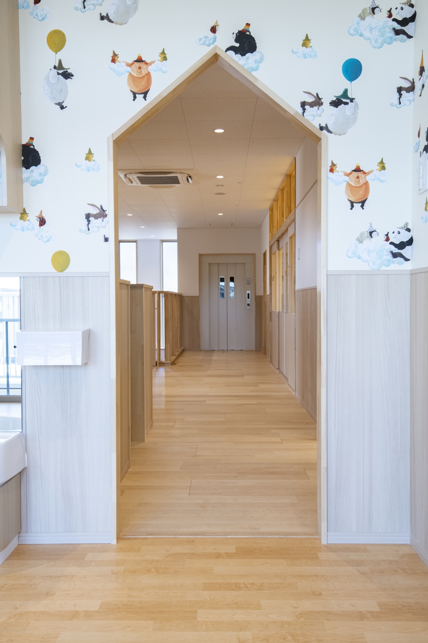 保育施設採用メッセージキッズ挽き板ハードメイプルのフローリング画像