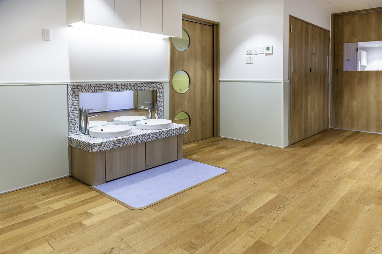 保育施設採用メッセージキッズ挽き板ブラックチェリーフローリング画像