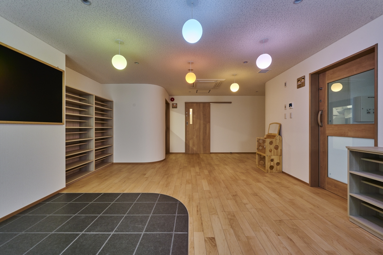 保育施設採用メッセージキッズ突き板ハードメイプルのフローリング画像