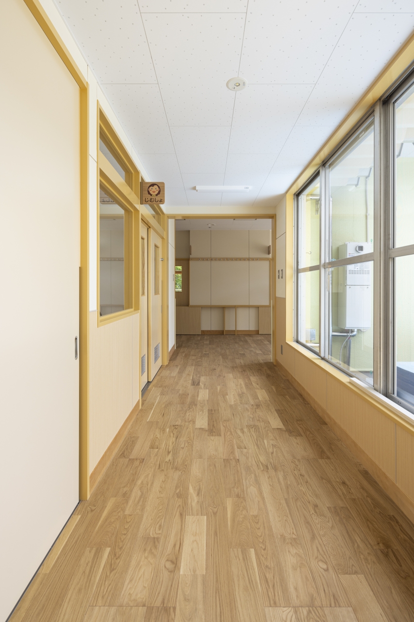 保育施設採用メッセージキッズ突き板オークのフローリング画像