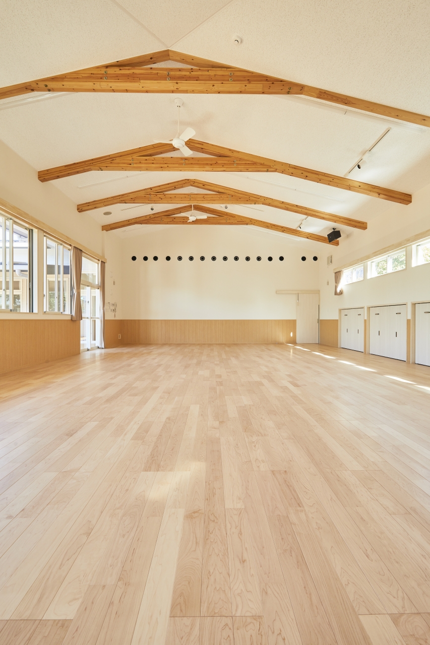 保育施設採用メッセージキッズ挽き板ハードメイプルのフローリング画像