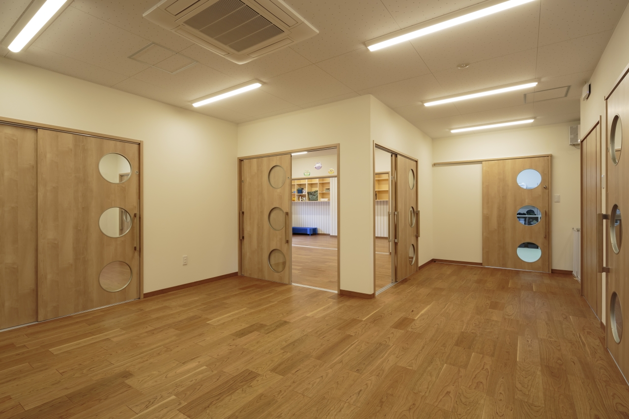 保育施設採用メッセージキッズ衝撃吸収フローリングスマートセーフティ突き板ブラックチェリーのフローリング画像