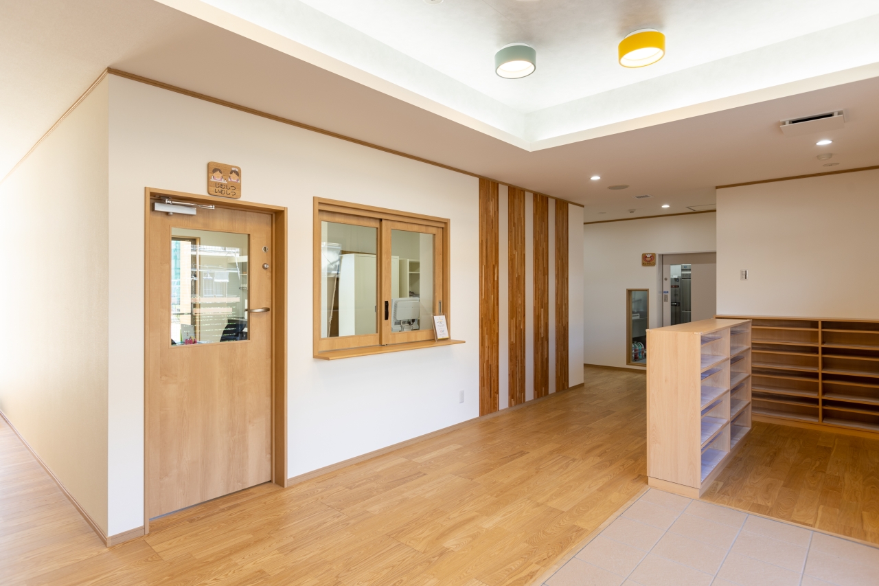 保育施設採用メッセージキッズ突き板アッシュのフローリング画像とthewallブラックチェリー 無垢挽き板Mタイプレリーフの壁材画像