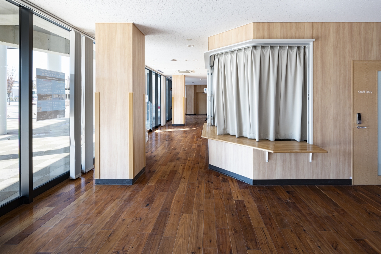 公共施設採用メッセージハード挽き板ラスティック無遮音ブラックウォルナットのフローリング画像