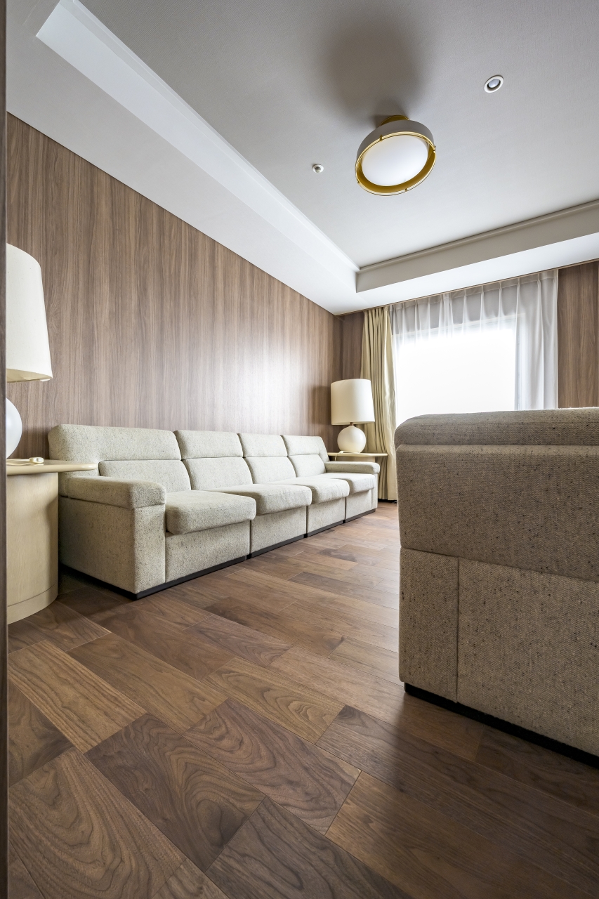 宿泊施設採用メッセージホテル突き板LL-45ブラックウォルナットのフローリング画像