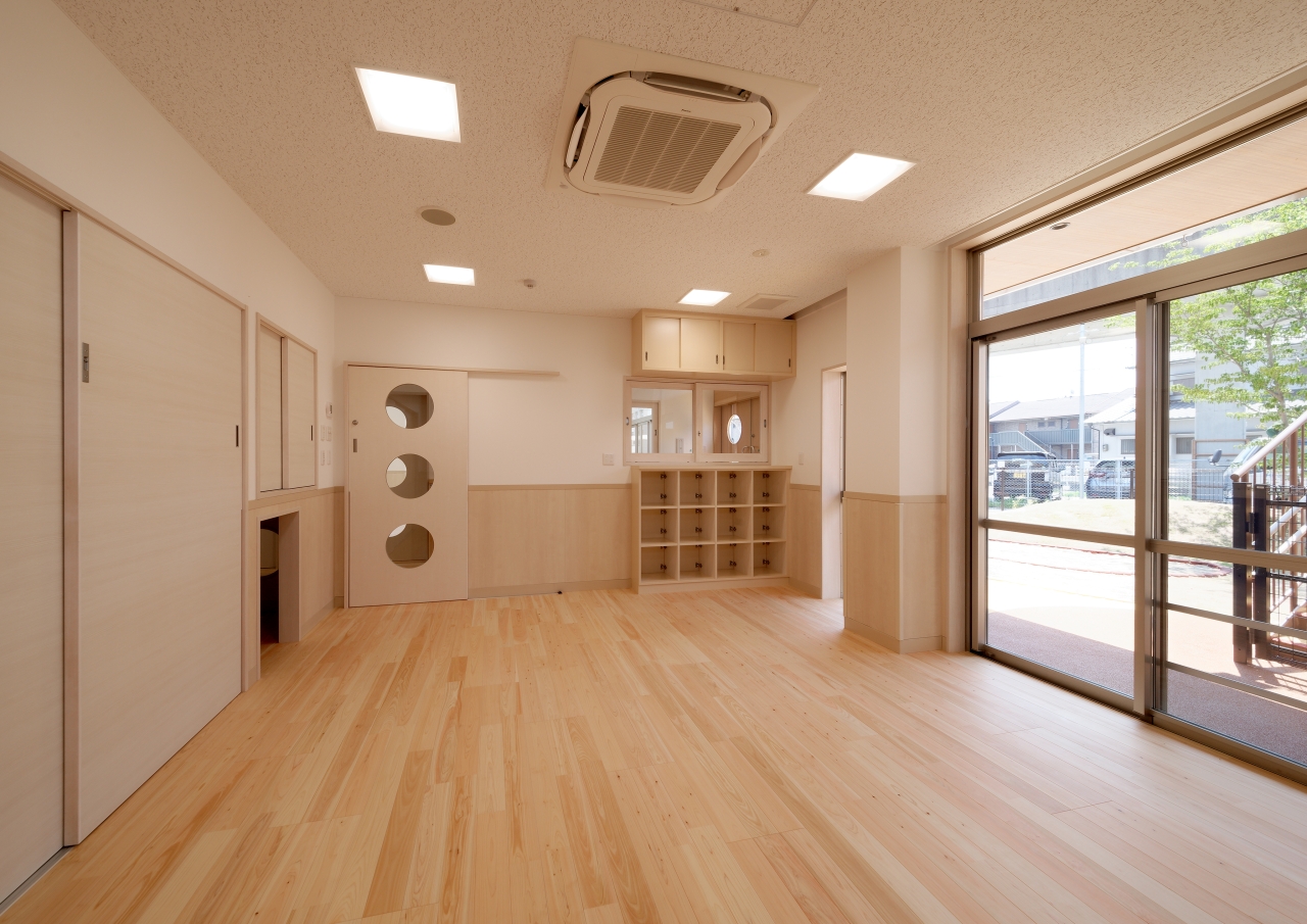 保育施設採用メッセージキッズ挽き板ヒノキのフローリング画像