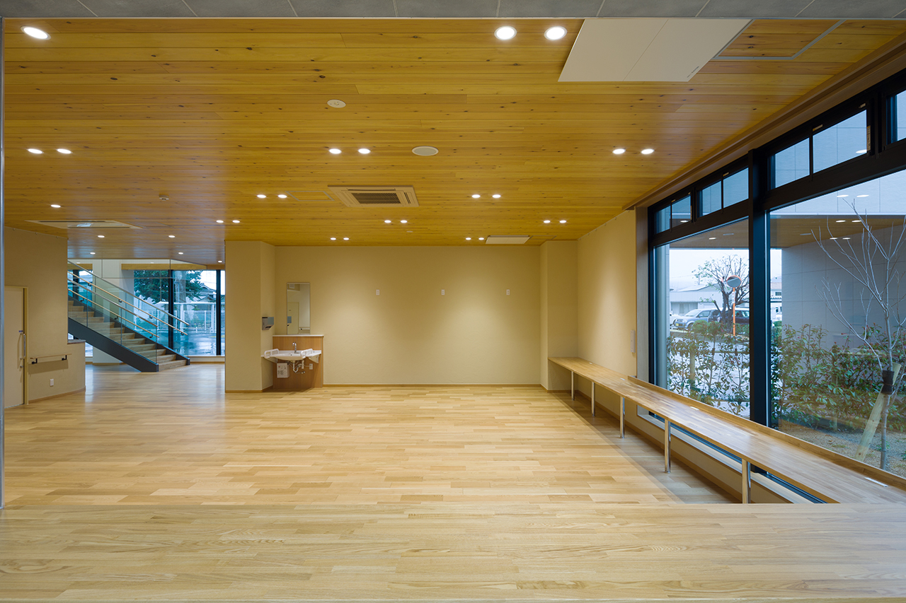 公共施設採用メッセージハード挽き板オークのフローリング画像