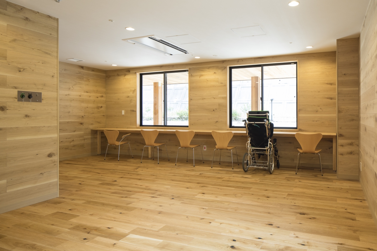 高齢者施設採用メッセージハード挽き板ラスティックボーダータイプオークのフローリング画像