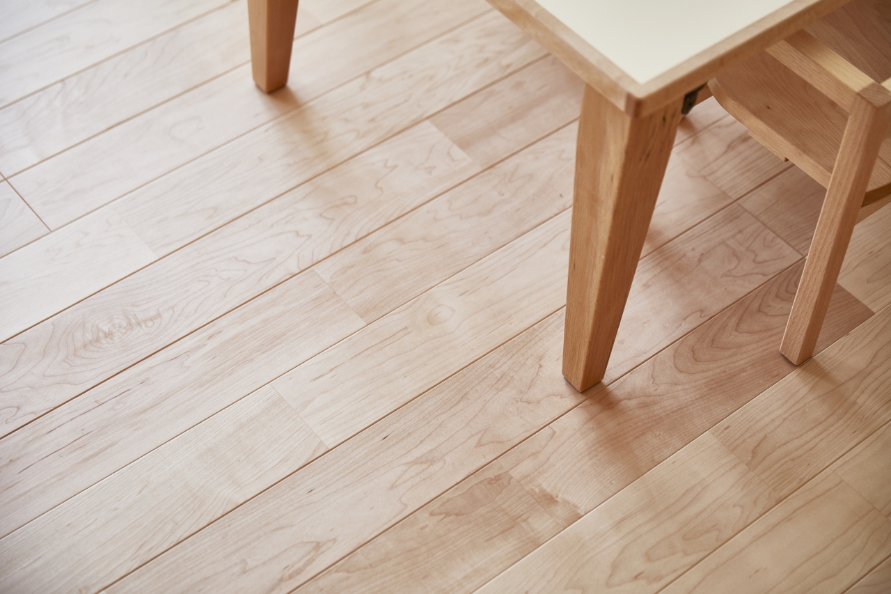 保育施設採用メッセージキッズ挽き板ハードメイプルのフローリング画像