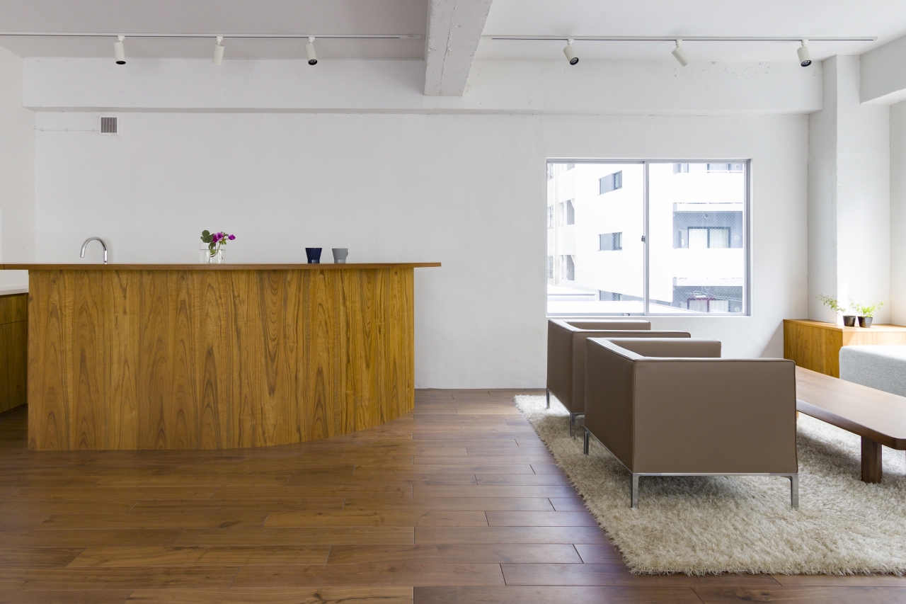 オフィス採用メッセージハード挽き板ラスティック・ブラックウォルナットのフローリング画像