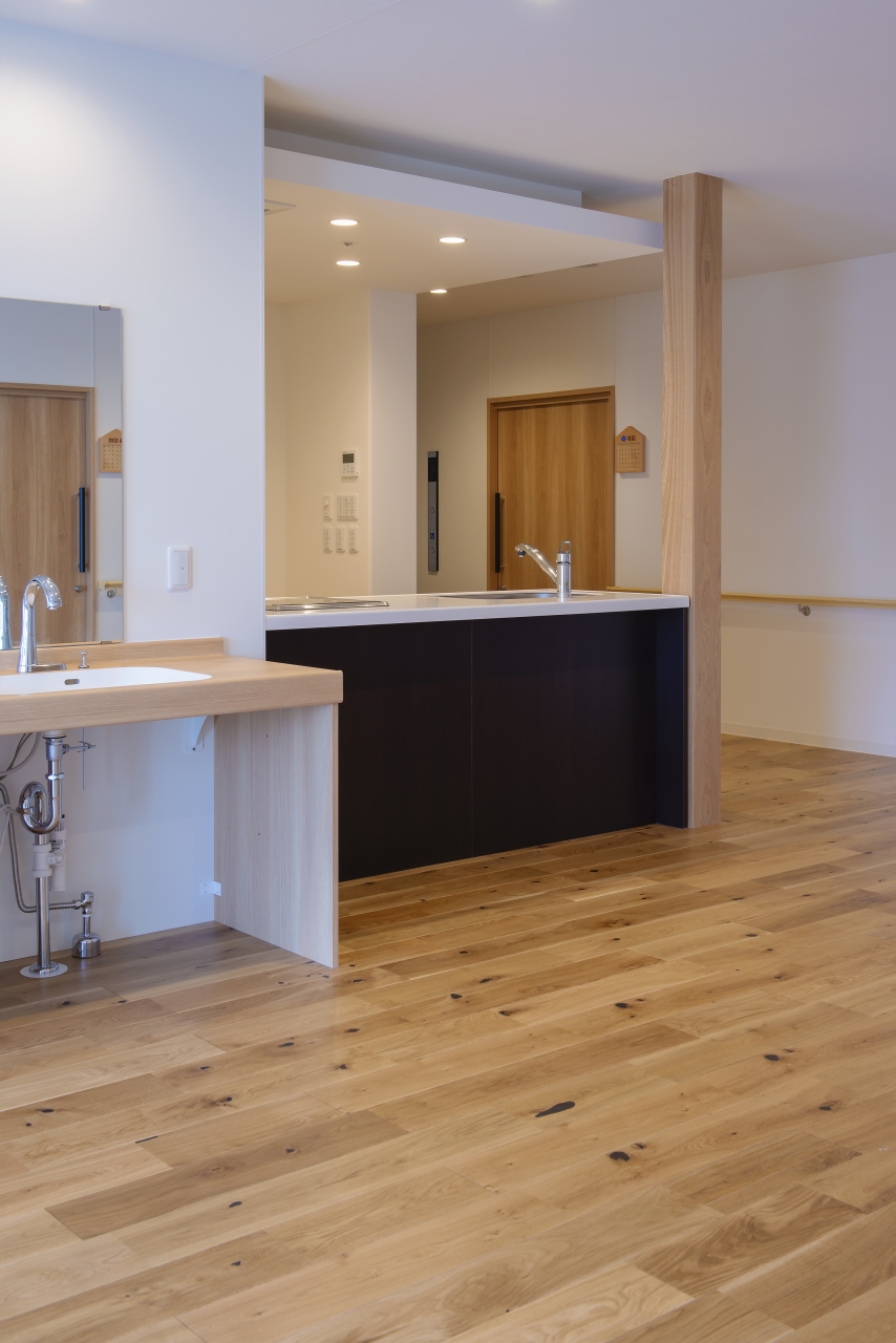 高齢者施設採用メッセージハード挽き板ラスティックボーダータイプオークのフローリング画像