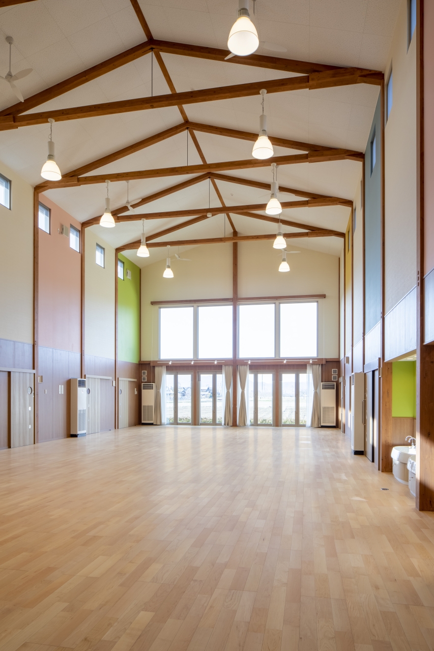 保育施設採用メッセージキッズ突き板ハードメイプルのフローリング画像