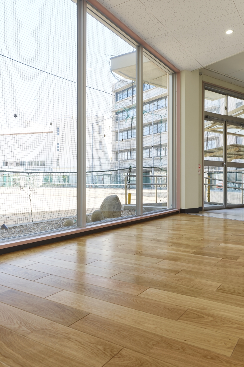 学校施設採用メッセージハード挽き板スタンダード無遮音オークのフローリング画像