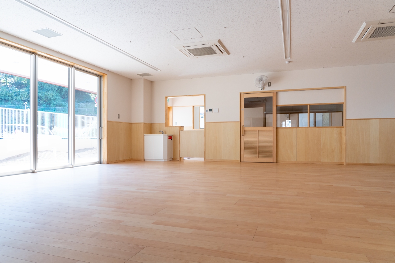 保育施設採用メッセージキッズ突き板ハードメイプルのフローリング画像