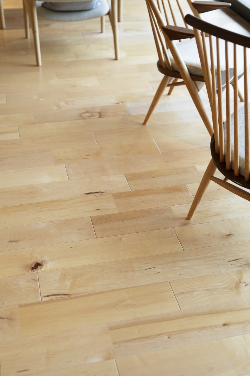 宿泊施設採用メッセージハード挽き板ラスティック無遮音ハードメイプルのフローリング画像