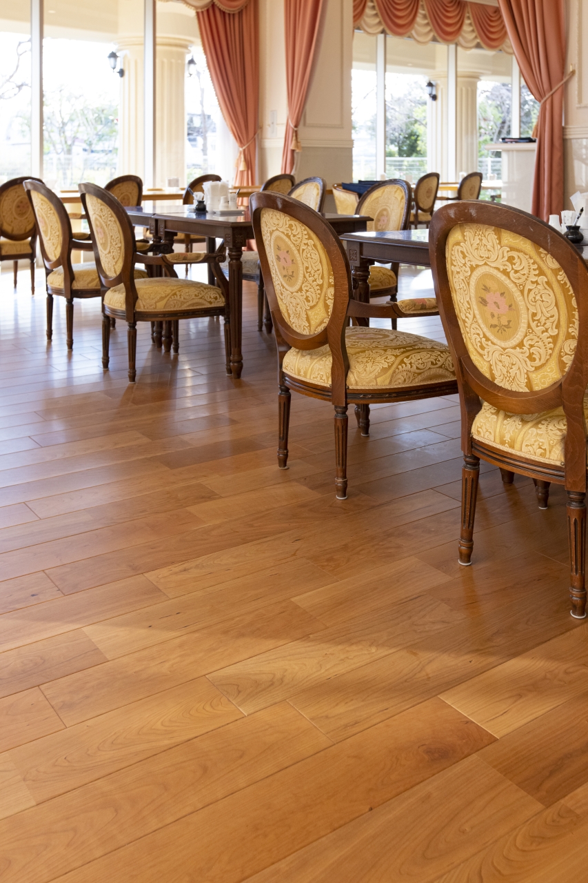 高齢者施設採用メッセージハード挽き板スタンダード無遮音ブラックチェリーのフローリング画像