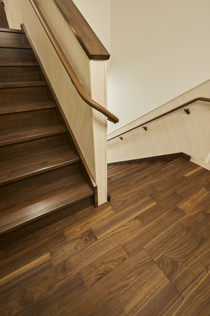 高齢者施設採用メッセージケア突き板ブラックウォルナットのフローリング画像