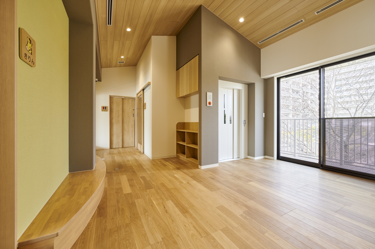 保育施設採用メッセージキッズ突き板オークのフローリング画像