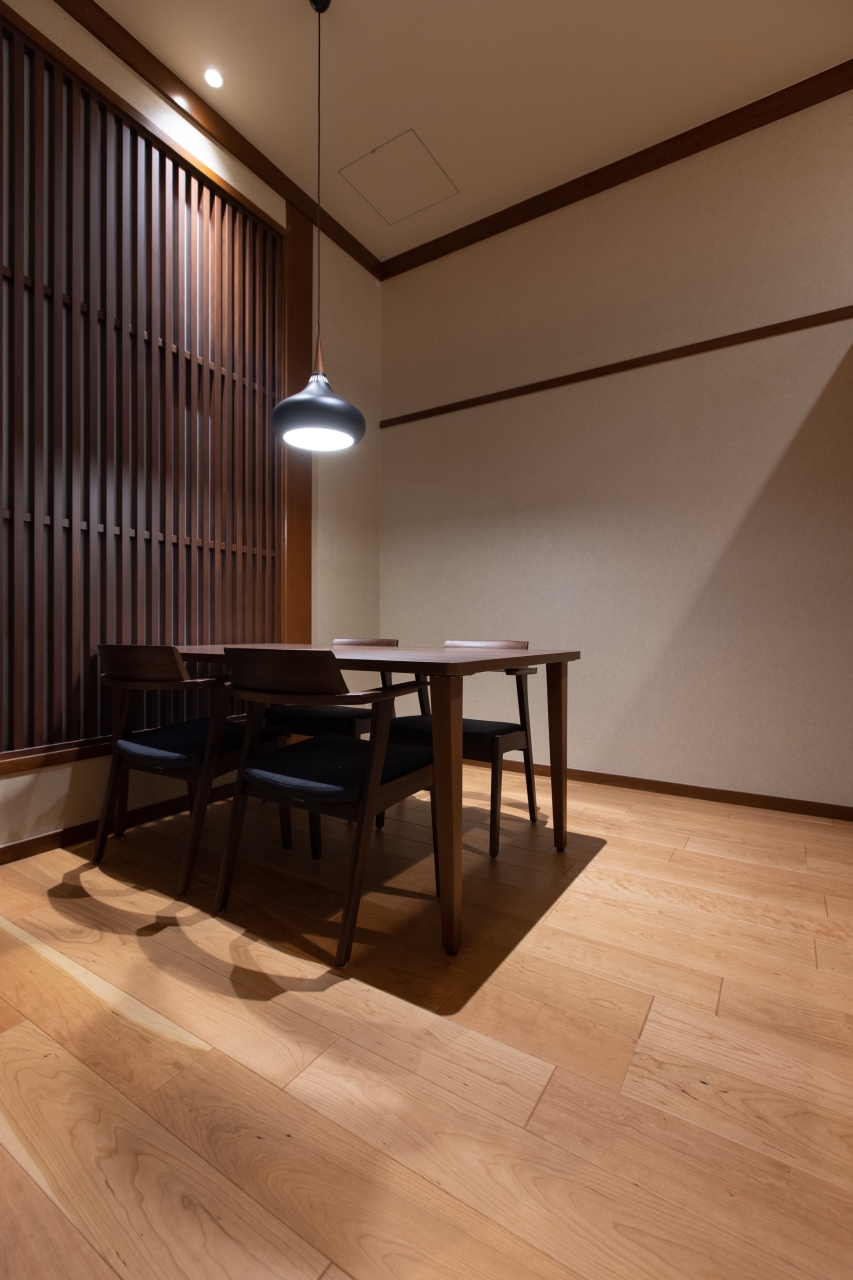 商業施設採用メッセージハード挽き板スタンダード1×6タイプブラックチェリーのフローリング画像