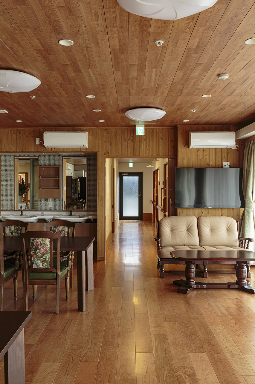 高齢者採用メッセージケア衝撃吸収フローリング スマートセーフティ挽き板ブラックチェリーのフローリング画像とthewallブラックチェリー突き板Rタイプ150ピッチの壁材画像