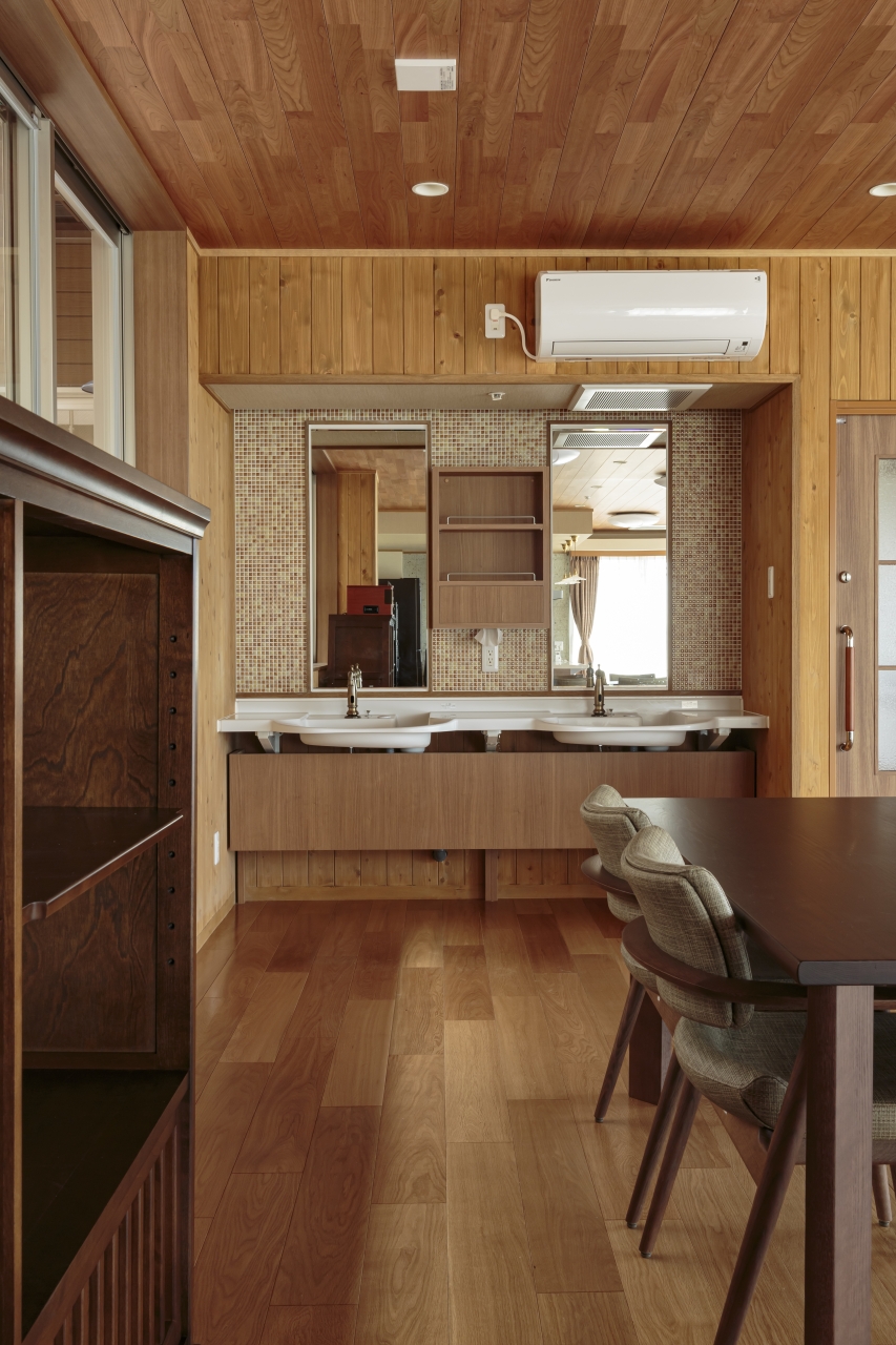 高齢者施設採用メッセージケア衝撃吸収フローリングスマートセーフティ挽きオークのフロ画像ーリング画像とthewallブラックチェリー突き板 Rタイプ150ピッチの天井材画像