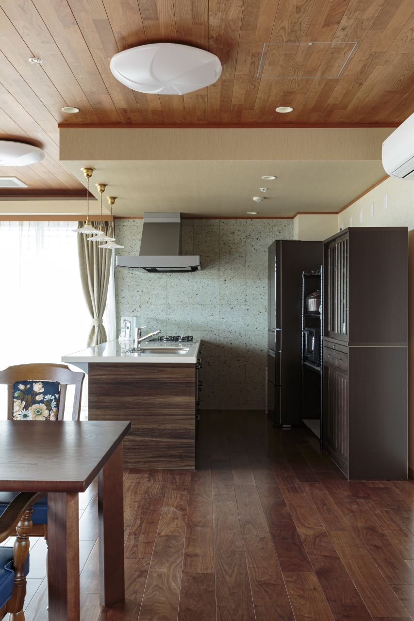 高齢者施設採用メッセージケア衝撃吸収フローリングスマートセーフティ挽き板ブラックウォルナット のフローリング画像とthe wallブラックチェリー突き板Rタイプの壁材画像