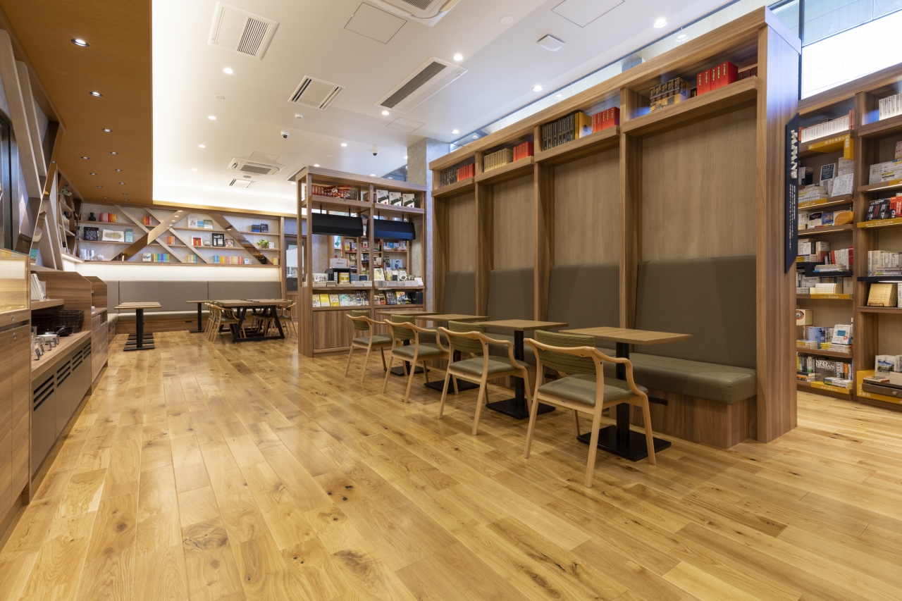 公共施設採用メッセージハード挽き板ラスティックボーダータイプオークのフローリング画像