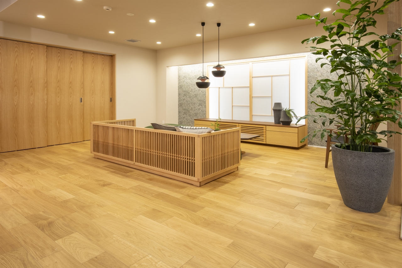 商業施設採用メッセージハード挽き板スタンダード無遮音オークのフローリング画像