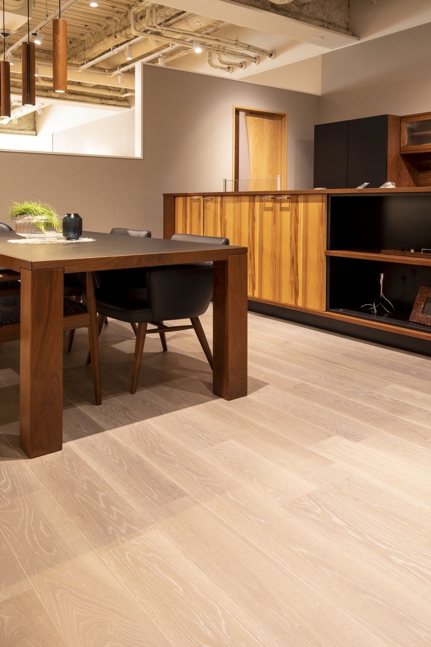 商業施設採用メッセージハード挽き板ライムウォッシュド加工 ボーダータイプオーク-グレーのフローリング画像