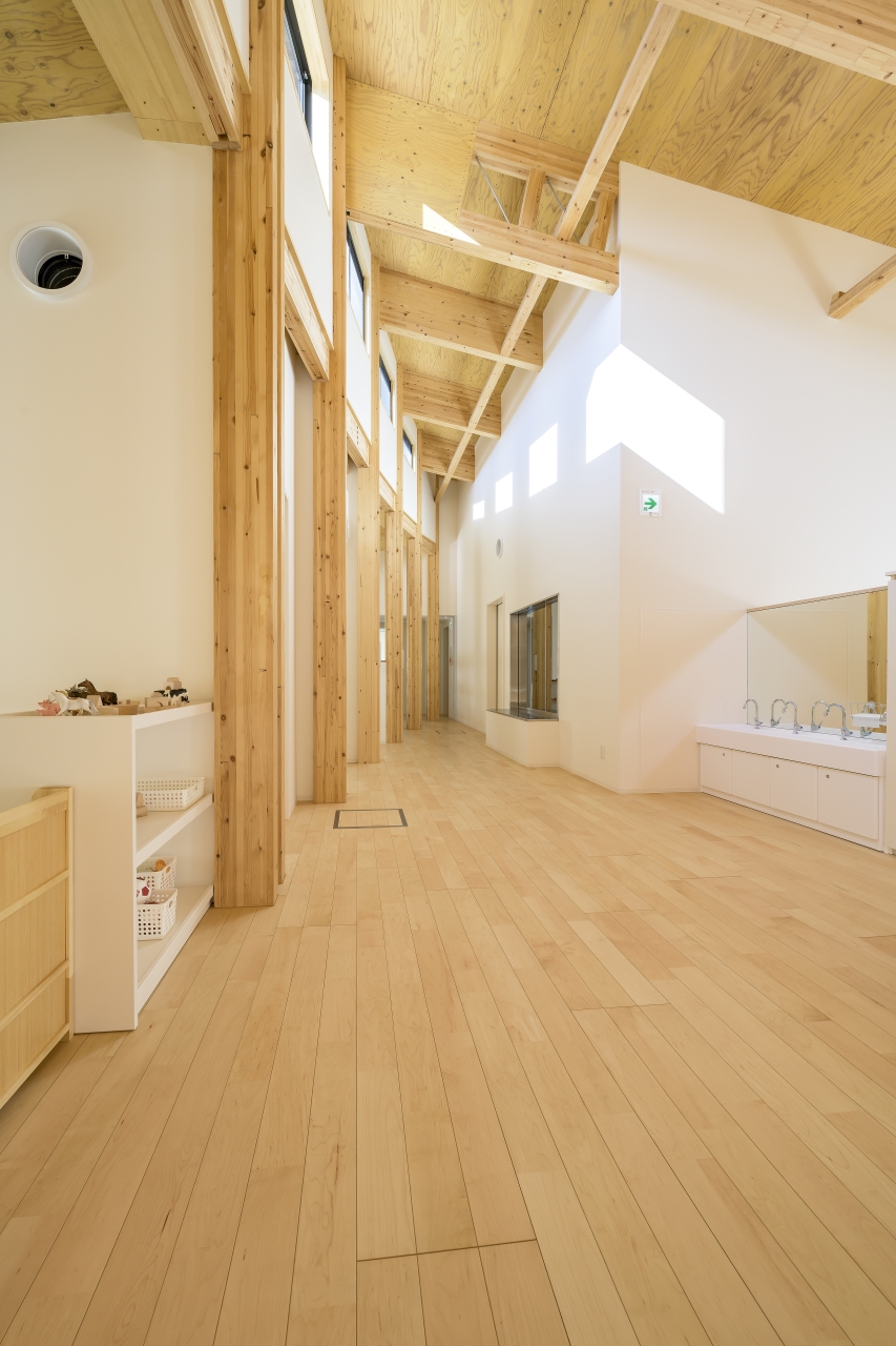 保育施設採用メッセージキッズ突き板ハードメイプルのフローリング画像