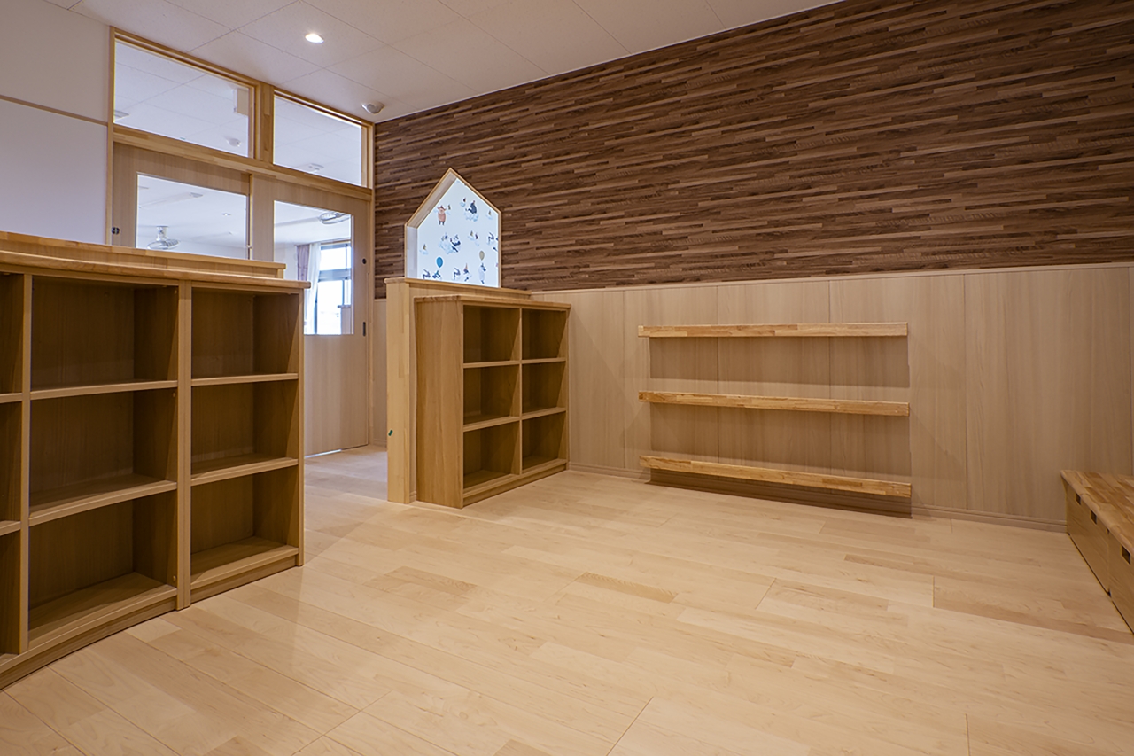 保育施設採用メッセージキッズ挽き板ハードメイプルのフローリング画像