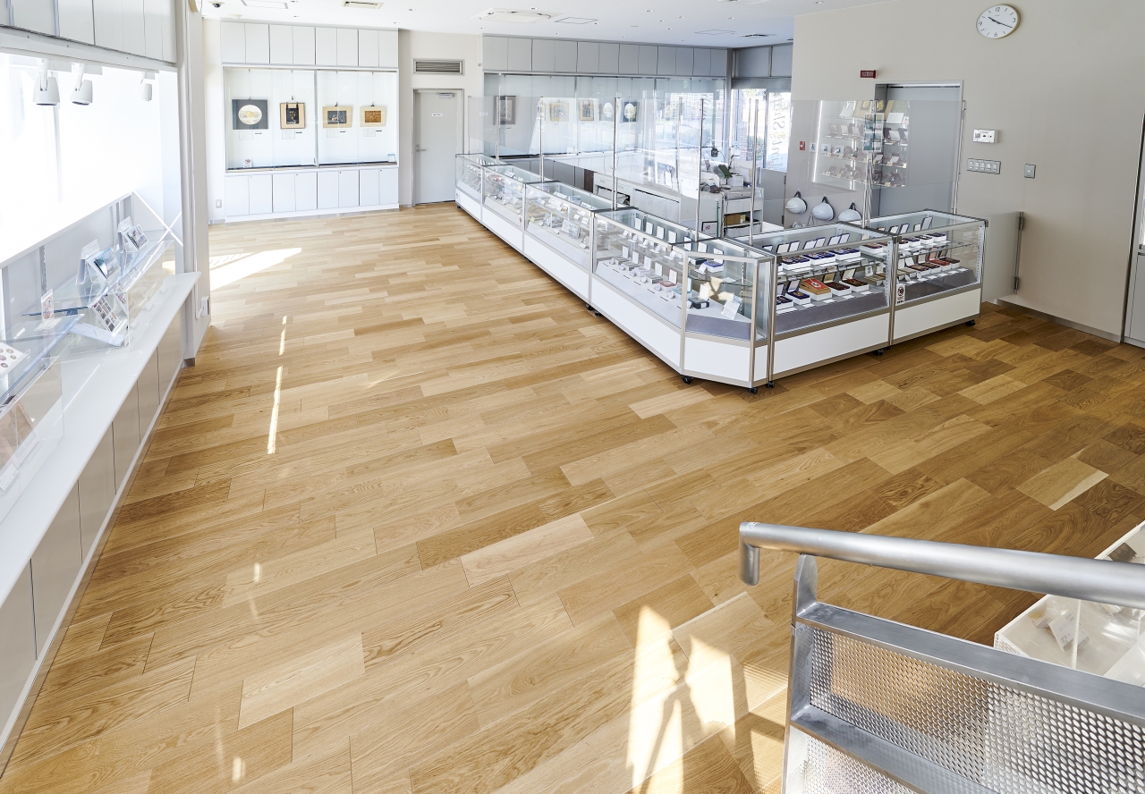 公共施設採用メッセージハード挽き板スタンダード無遮音オークのフローリング画像