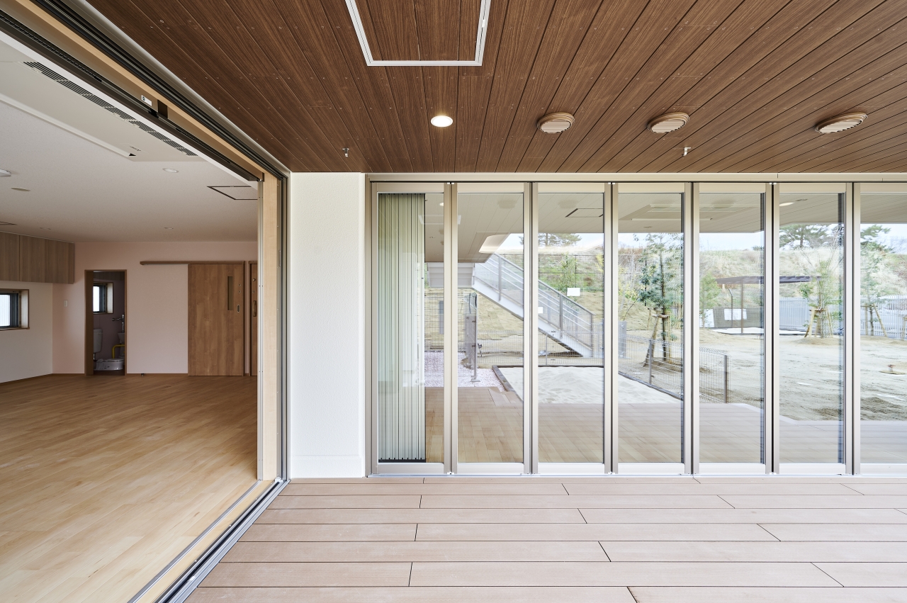 保育施設採用メッセージキッズ突き板ハードメイプルのフローリング画像