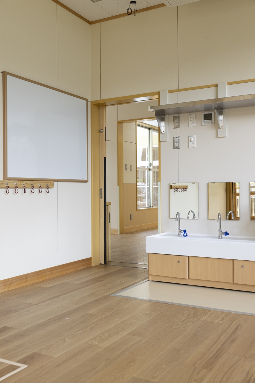 保育施設採用メッセージキッズ突き板オークのフローリング画像