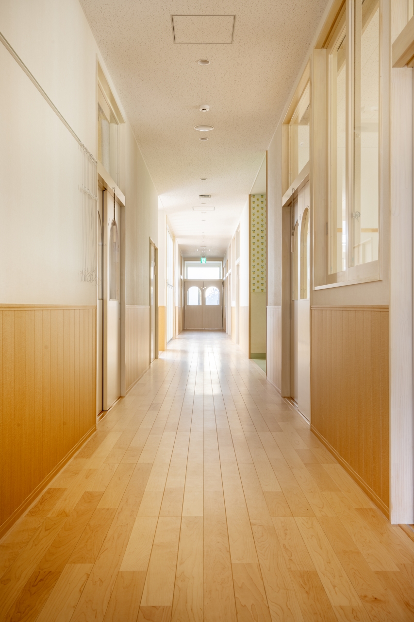 保育施設採用メッセージキッズ挽き板ハードメイプルのフローリング画像