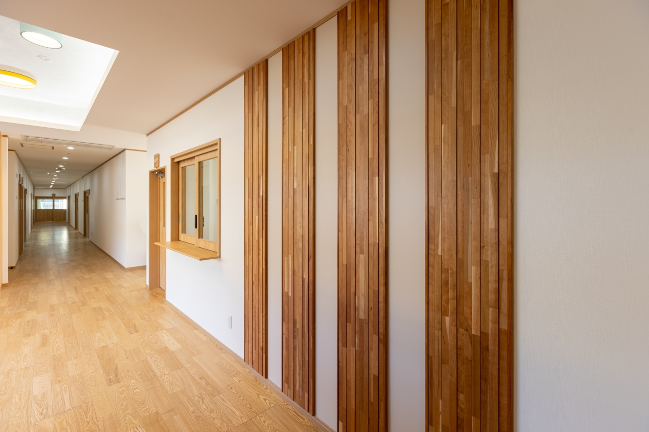 保育施設採用メッセージキッズ突き板アッシュのフローリング画像とthewallブラックチェリー 無垢挽き板Mタイプレリーフの壁材画像