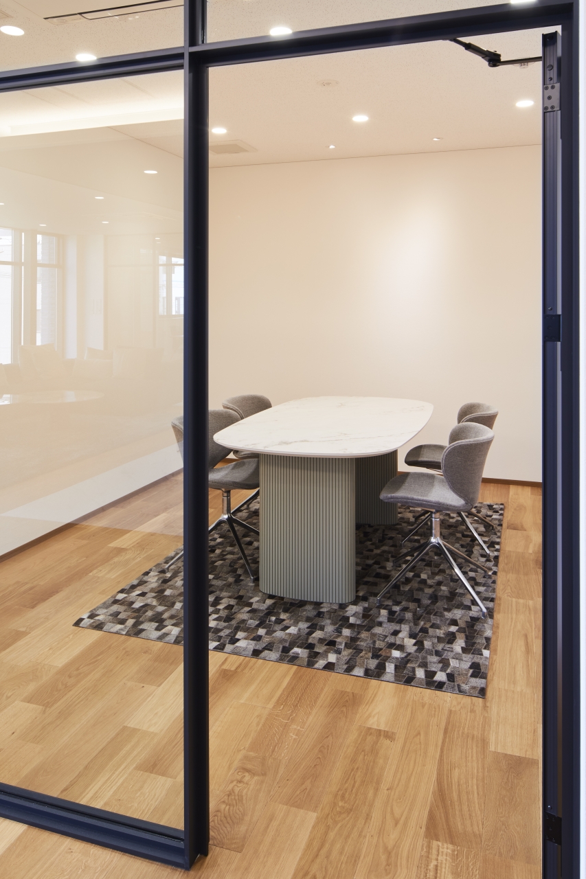 オフィス採用メッセージハード挽き板オークのフローリング画像