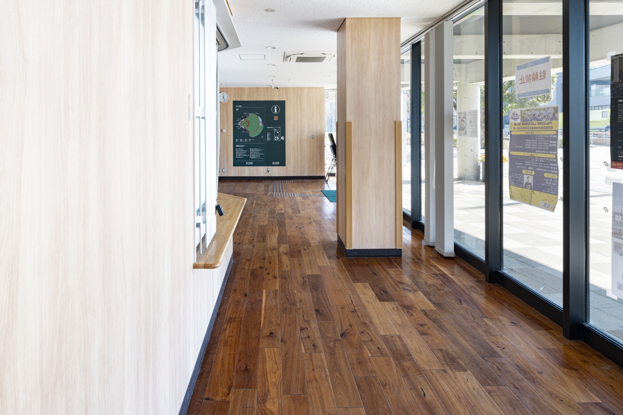 公共施設採用メッセージハード挽き板ラスティック無遮音ブラックウォルナットのフローリング画像