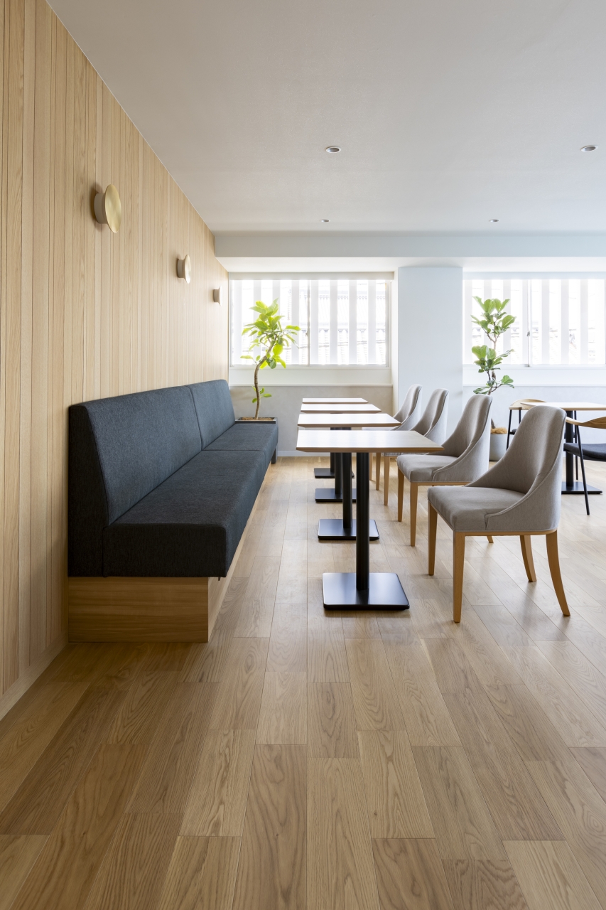 オフィス採用メッセージオフィス突き板オークのフローリング画像・the wallオークの壁材画像