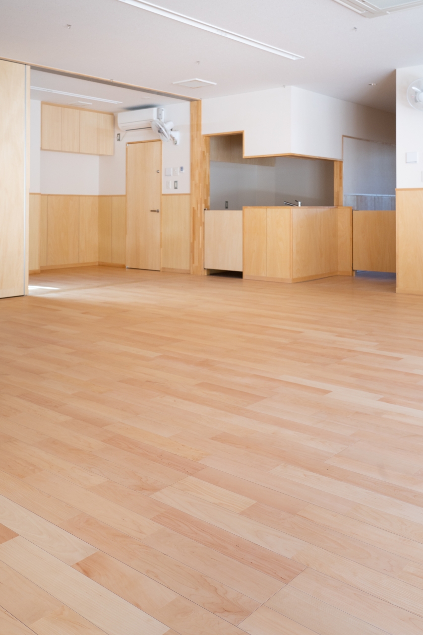 保育施設採用メッセージキッズ突き板ハードメイプルのフローリング画像