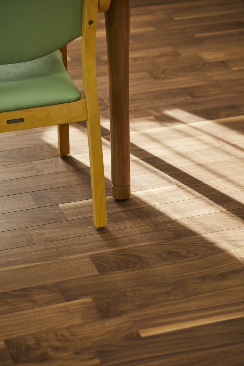 高齢者施設採用メッセージケア突き板ブラックウォルナットのフローリング画像