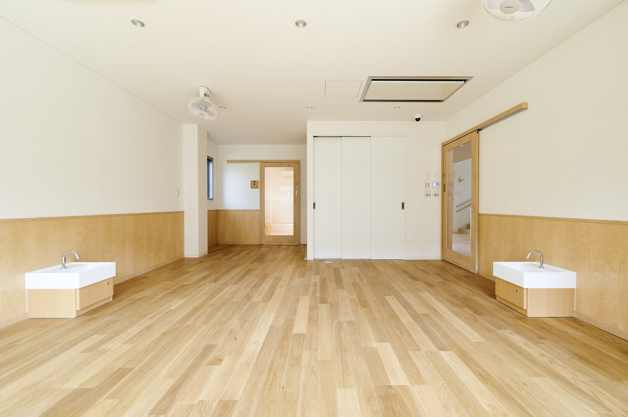 保育施設採用メッセージキッズ突き板オークのフローリング画像