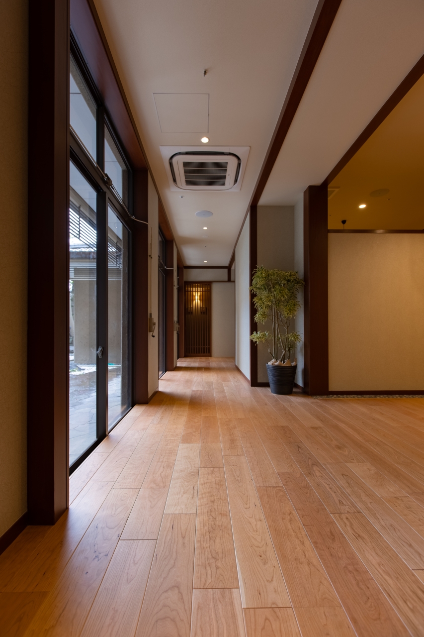 商業施設採用メッセージハード挽き板スタンダード1×6タイプブラックチェリーのフローリング画像