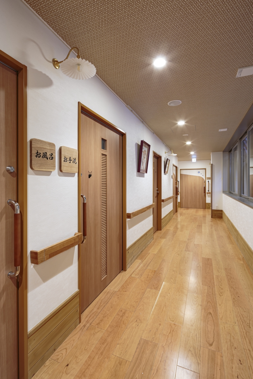 高齢者採用メッセージケア衝撃吸収フローリング スマートセーフティ挽き板ブラックチェリーのフローリング画像