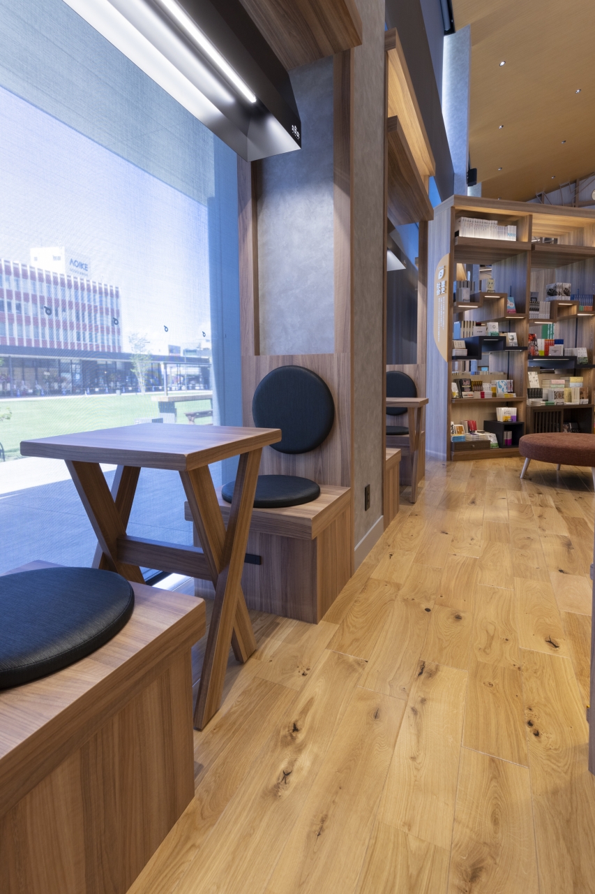 公共施設採用メッセージハード挽き板ラスティックボーダータイプオークのフローリング画像