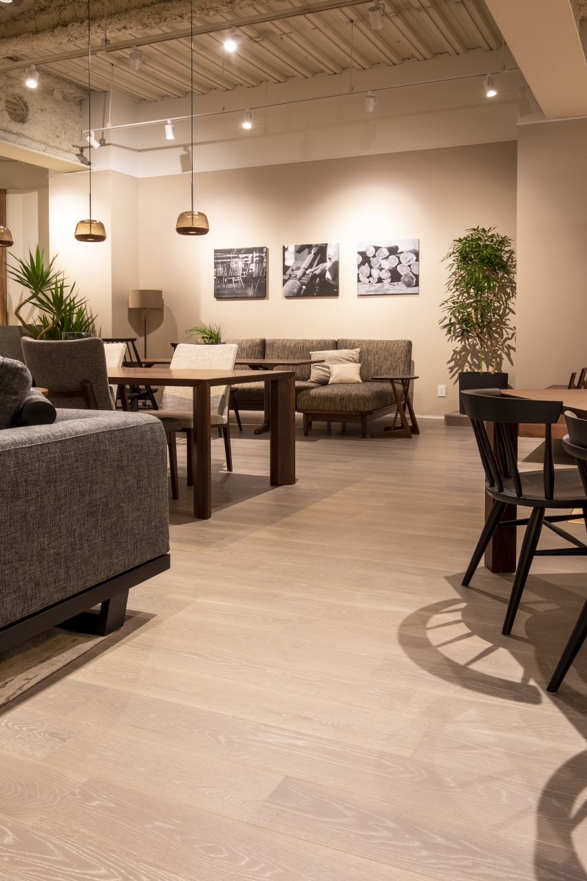 商業施設採用メッセージハード挽き板ライムウォッシュド加工 ボーダータイプオーク-グレーのフローリング画像