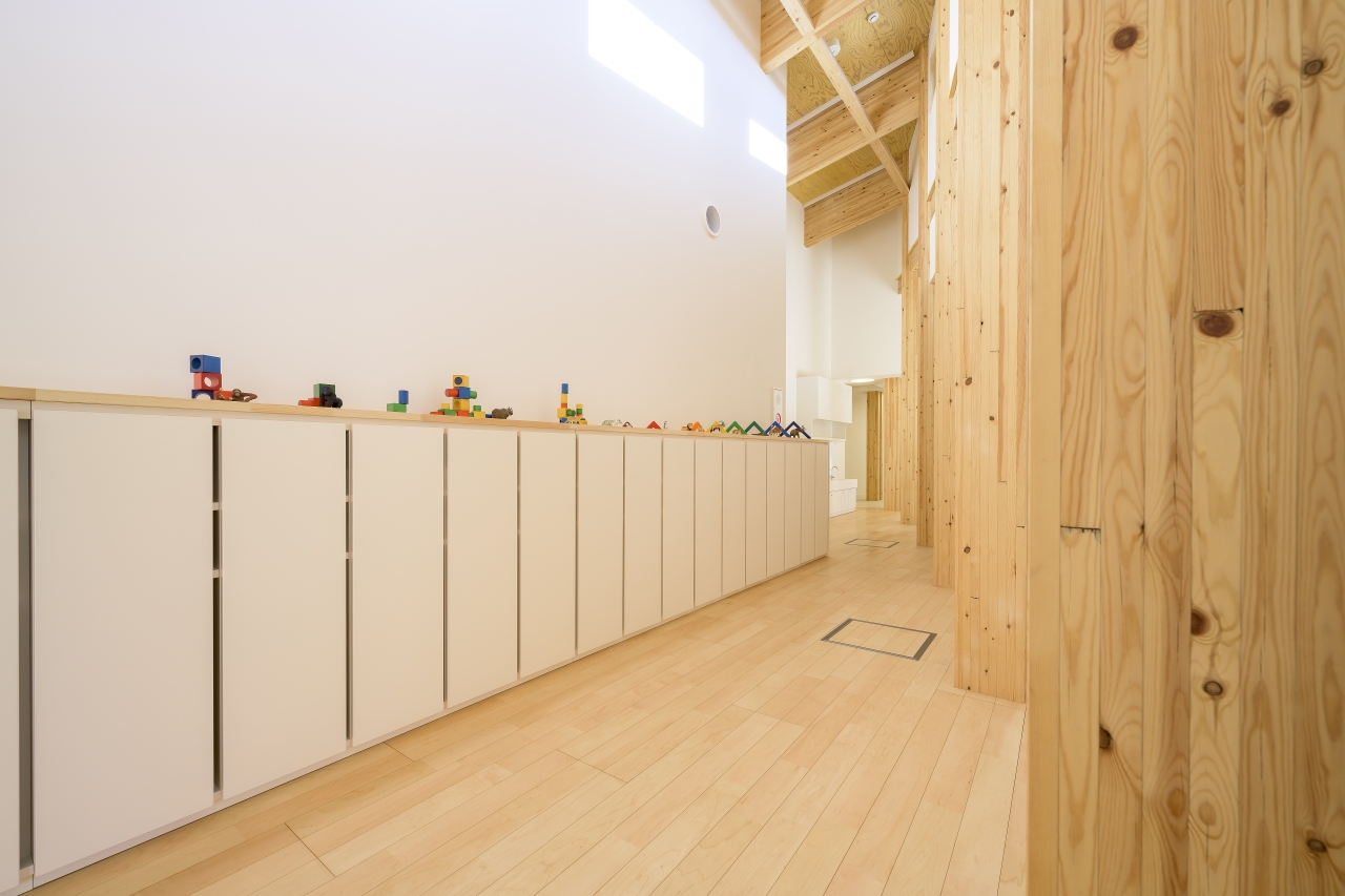 保育施設採用メッセージキッズ突き板ハードメイプルのフローリング画像