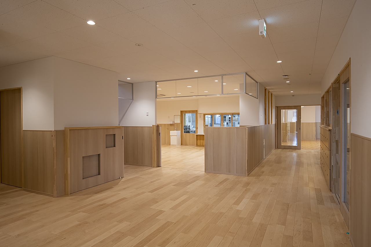 保育施設採用メッセージキッズ挽き板ハードメイプルのフローリング画像