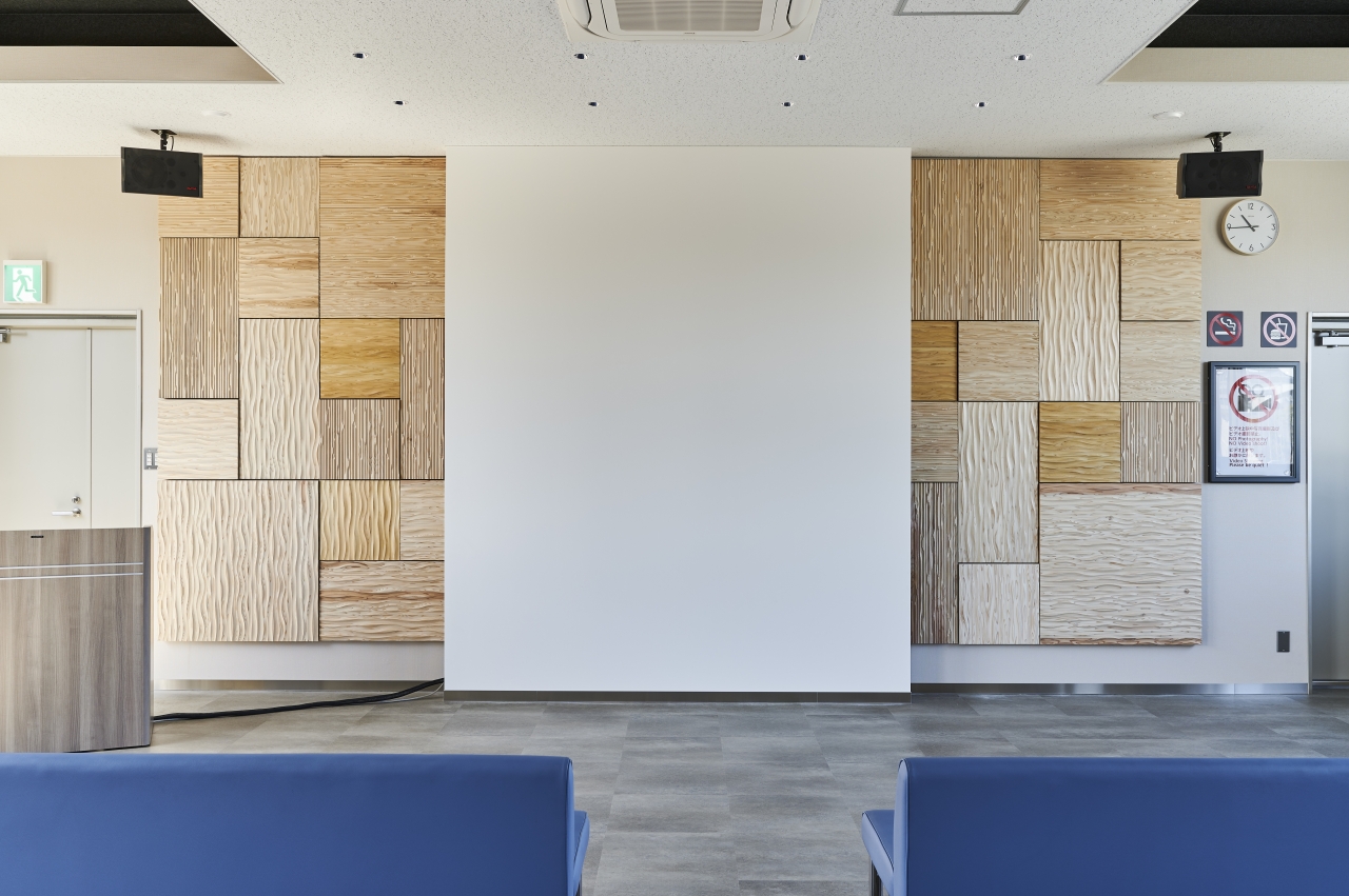 公共施設採用thewall桧無垢挽き板Qタイプの壁材画像