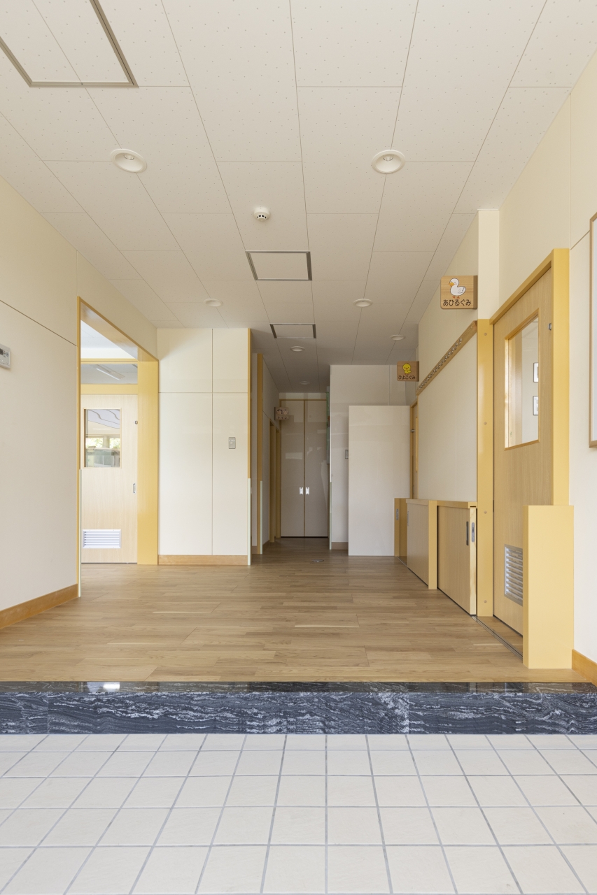 保育施設採用メッセージキッズ突き板オークのフローリング画像